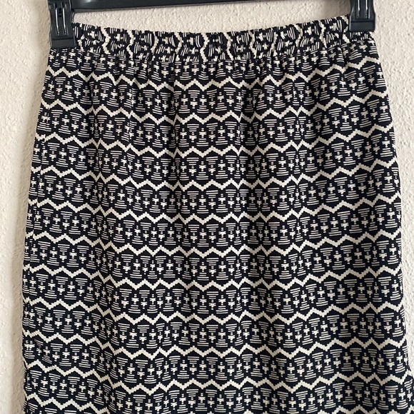 Ann Talyor Loft Aztec Style Black/Beige Elastic Waist Skirt - Picture 3 of 7